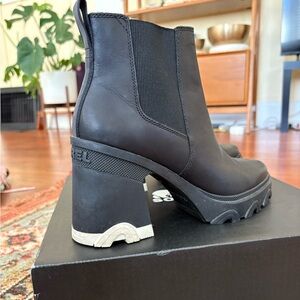 Sorel “Brex” 4” Heel Chelsea Boots (size 9, fits like 8.5)
